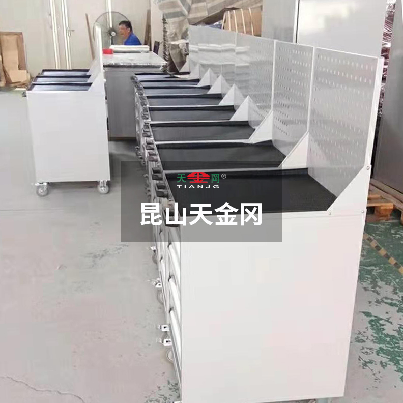 天金岡專(zhuān)注鉗工工具柜18年，給您批發(fā)價(jià)格