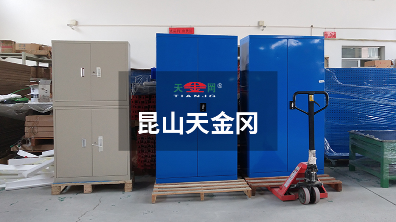 每臺車間工具柜出廠都經上萬次質檢，絕不容有一絲瑕疵