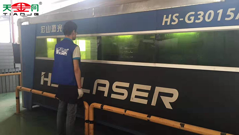 工具柜廠家天津干擁有激光切割、數控沖床等幾十條生產線